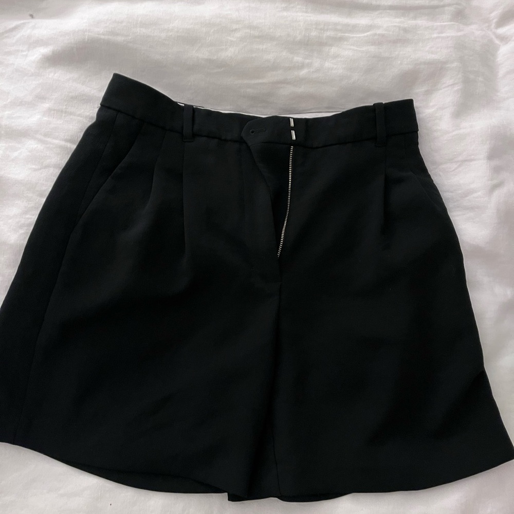 Aritzia Wilfred Effortless shorts. Size 10. Length 7”